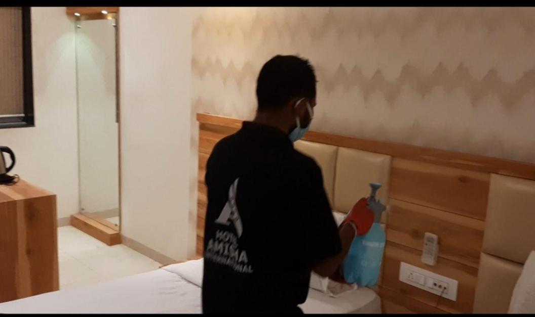 Hotel Amisha International Сурат Экстерьер фото