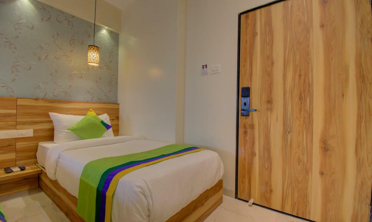 Hotel Amisha International Сурат Экстерьер фото
