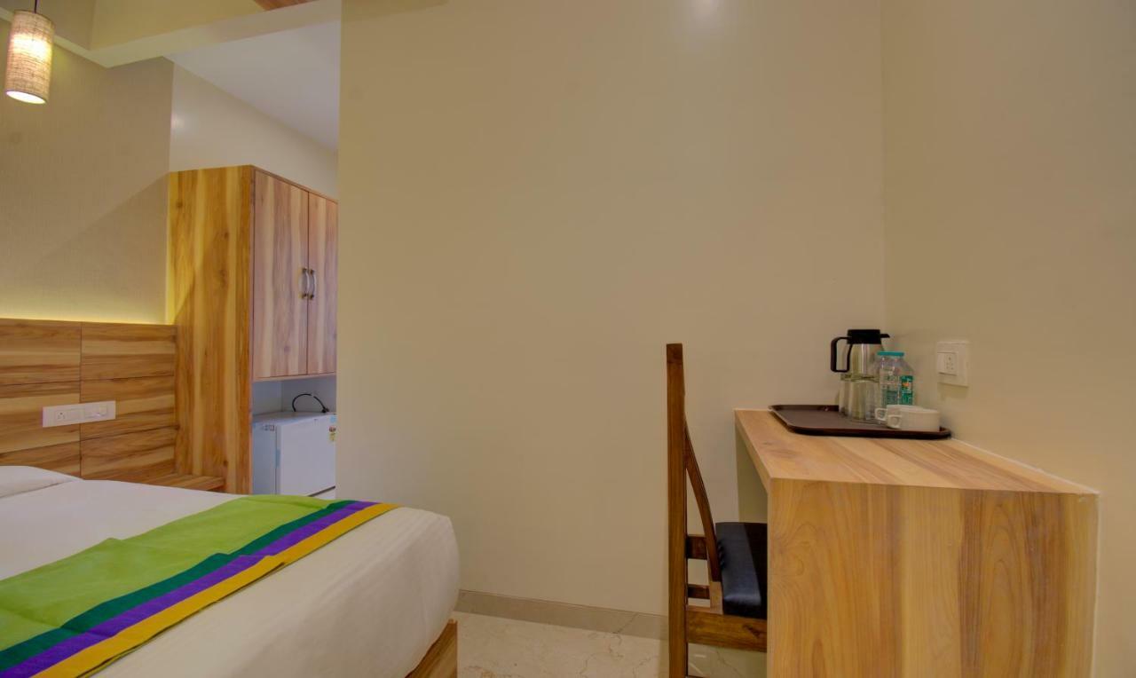 Hotel Amisha International Сурат Экстерьер фото
