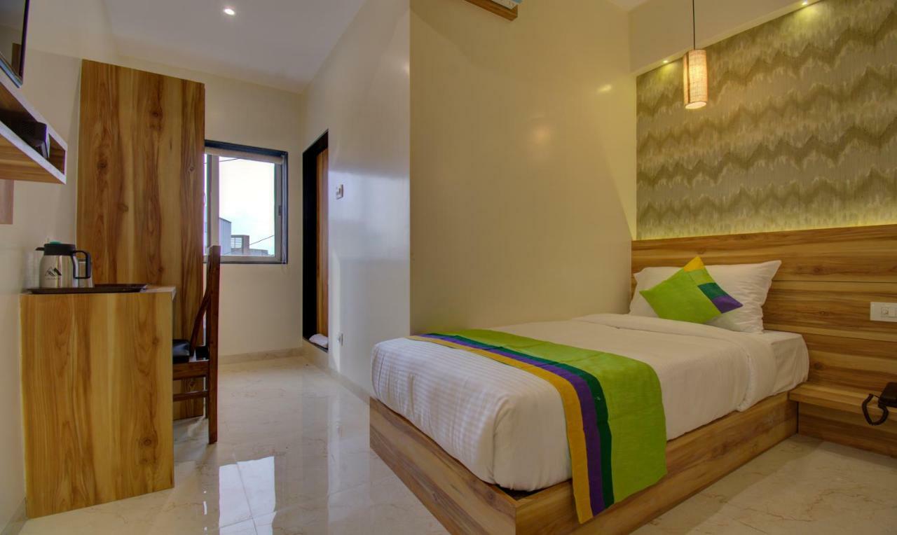 Hotel Amisha International Сурат Экстерьер фото